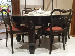 Трапезна маса със столове